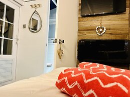 Beautiful Cosy Garden Cabin, 5min Walk to Beach