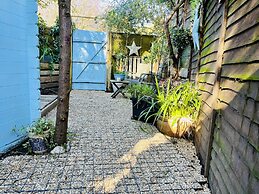 Beautiful Cosy Garden Cabin, 5min Walk to Beach