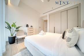 Exclusive 2BR Apt With Superb Balcony Marina Views