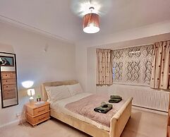Comfy and Spacious 5-bed House in Cambridge