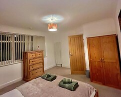 Comfy and Spacious 5-bed House in Cambridge