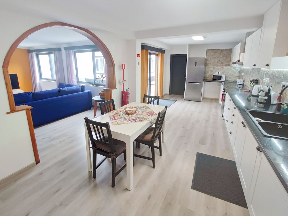 Modern 2BR Ground-floor Flat BBQ Patio Parking