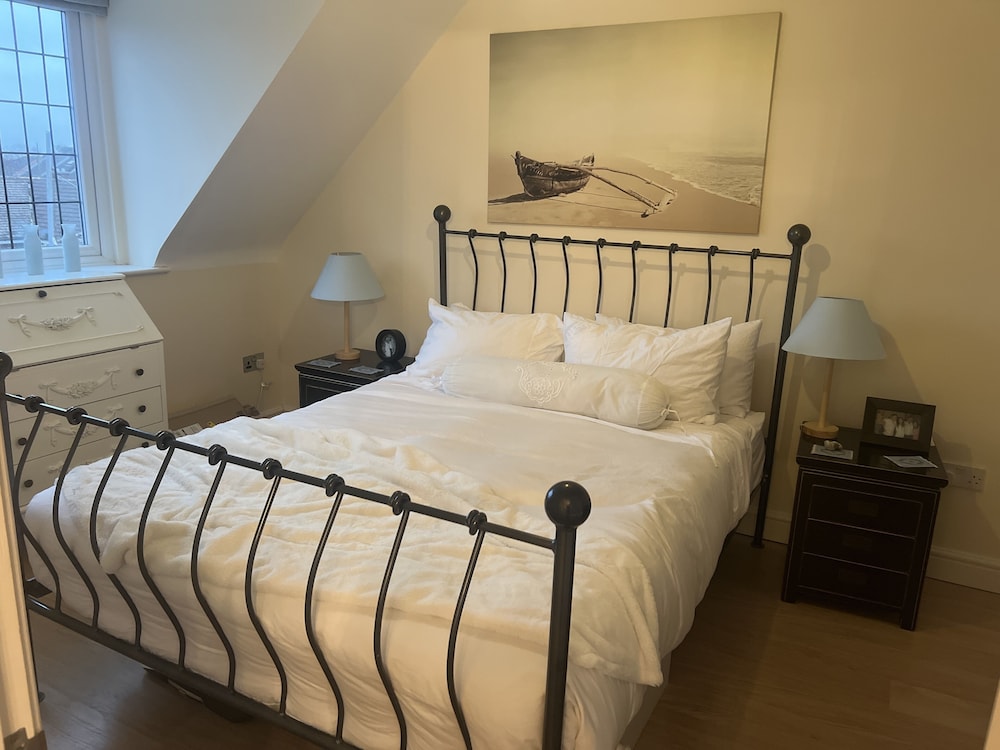 Remarkable 3-bed House in Netley Abbey Southampton