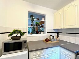 Charming Home Near Gatwick Airport