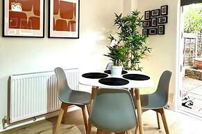 Charming Home Near Gatwick Airport