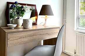 Charming Home Near Gatwick Airport