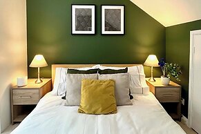 Charming Home Near Gatwick Airport