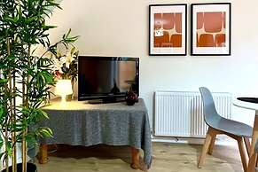 Charming Home Near Gatwick Airport