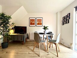 Charming Home Near Gatwick Airport