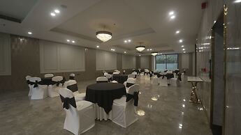 Saltstayz Select - Golf Course Road & Sector 57