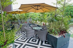 Saltstayz Select - Golf Course Road & Sector 57