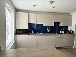 Immaculate 4-bed House in Horley