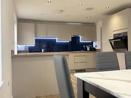 Immaculate 4-bed House in Horley