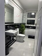 1 Bed Flat - Sleeps 2 - Jacuzzi - Parking - Wifi