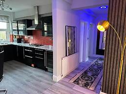 1 Bed Flat - Sleeps 2 - Jacuzzi - Parking - Wifi