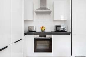 Modern 1BR with Balcony by Soho