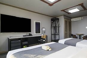 RITZ HOTEL
