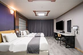 RITZ HOTEL