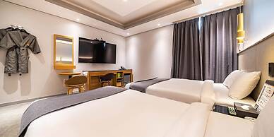 RITZ HOTEL