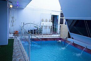 AFRIKANDO ROYAL CASTLE