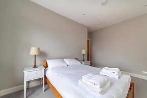 Modern 2-bed Flat in Shepherds Bush - Comfort & Style!