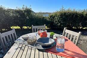 Detached Cottage Overlooking Lake in Connemara