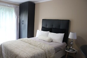 Chic & Serene 1-Bed Haven in Roodepoort
