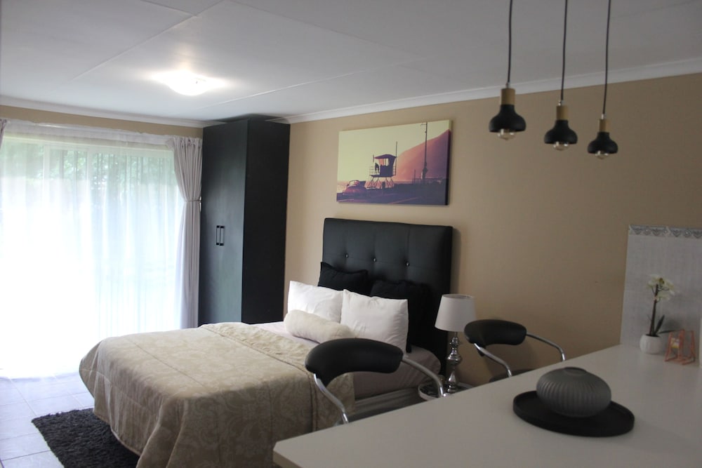 Chic & Serene 1-Bed Haven in Roodepoort