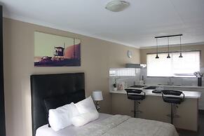 Chic & Serene 1-Bed Haven in Roodepoort