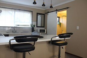 Chic & Serene 1-Bed Haven in Roodepoort