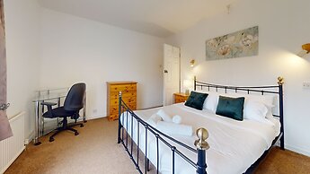 4 Bedroom Home - Sleeps 10 - Free Parking