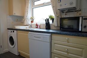 4 Bedroom Home - Sleeps 10 - Free Parking