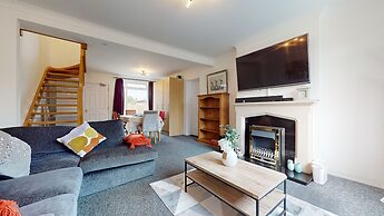 4 Bedroom Home - Sleeps 10 - Free Parking
