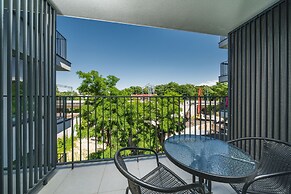 Aron Residence