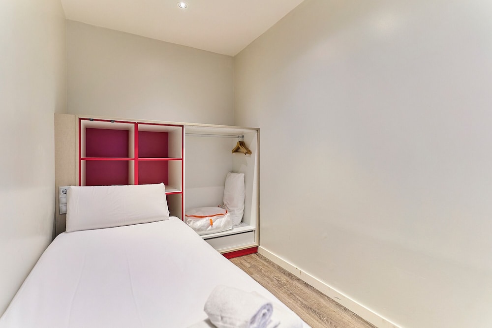 Montserrat Apartments by gaiarooms