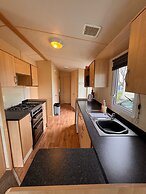 3 Bed Caravan - Sleeps 8 - Pet Friendly, Parking