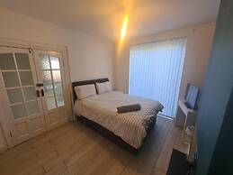 Impeccable 4-bed House in Bilston