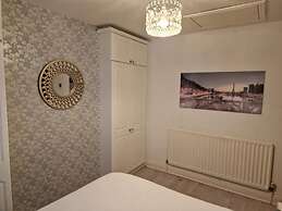 Impeccable 4-bed House in Bilston
