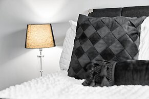 Hotel Comforts & Home Conveniences -sleeps 8