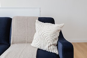 Modern 2BR 2BA with Balcony by Soho