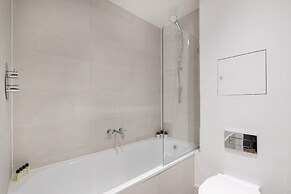 Modern 2BR 2BA with Balcony by Soho