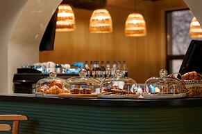 Aston Hotel