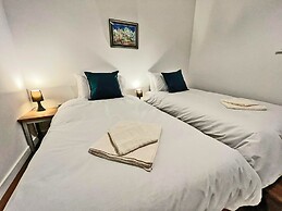 Immaculate 2-bed Apartment Town Centre