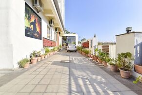 Fabhotel Golden Palms