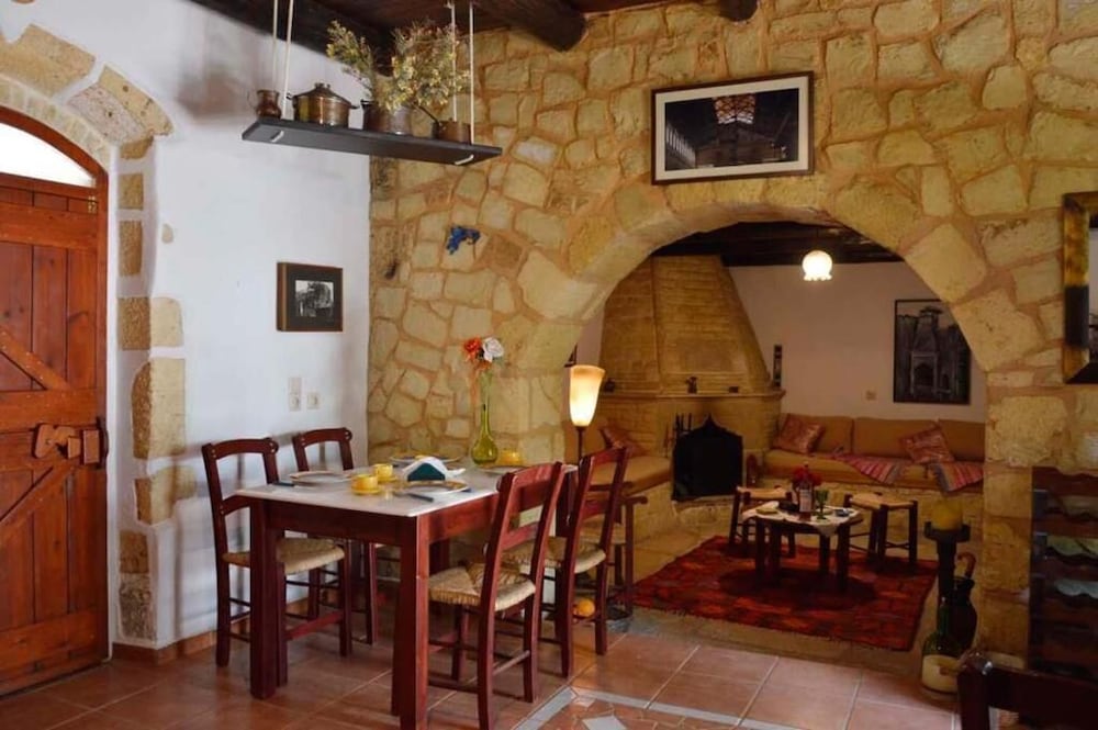 Apanemia Stone House in Crete