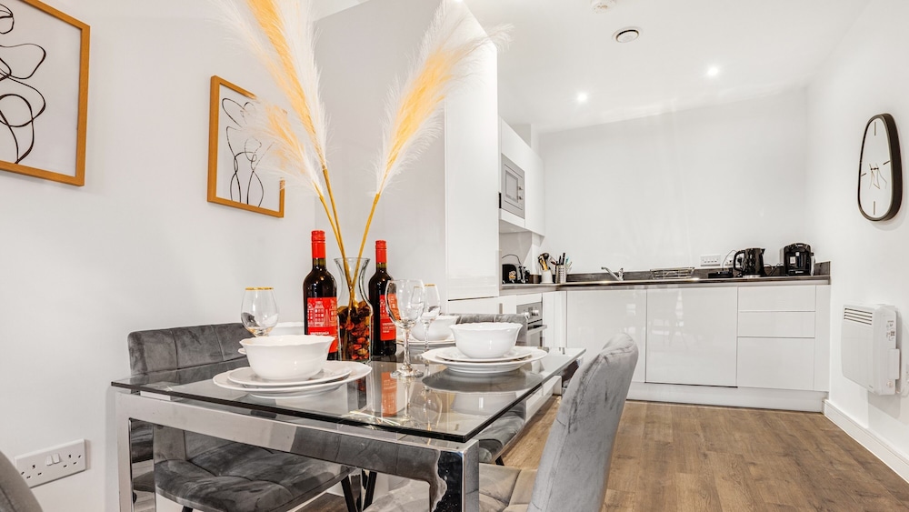 Oceanic Bliss Sleeps 7 With Netflix