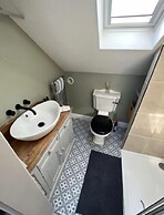 3 Bed Home - Sleeps 6, Garden, Pets and Very Central