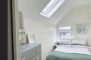3 Bed Home - Sleeps 6, Garden, Pets and Very Central