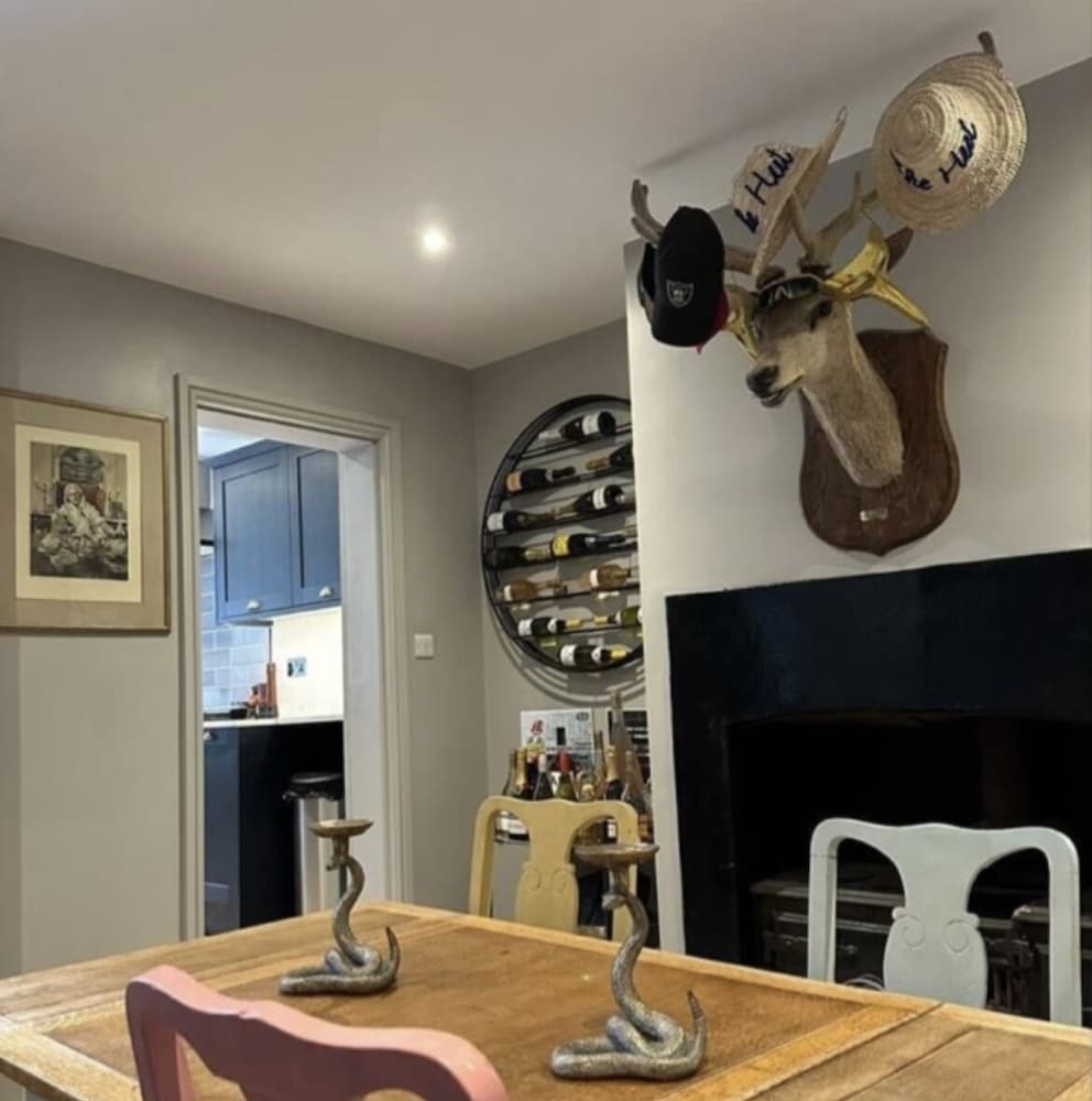 3 Bed Home - Sleeps 6, Garden, Pets and Very Central