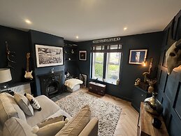 3 Bed Home - Sleeps 6, Garden, Pets and Very Central